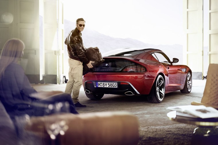 Человек рядом с машиной