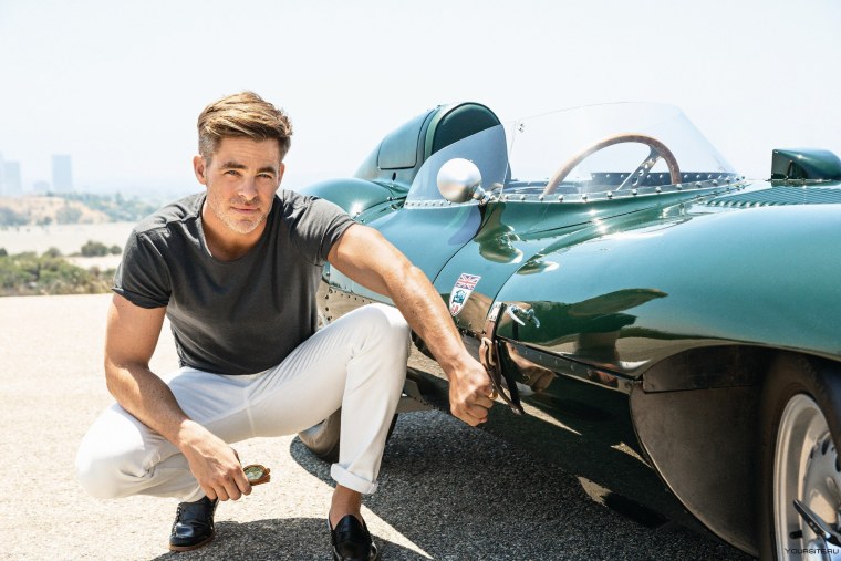 Мужчина возле машины