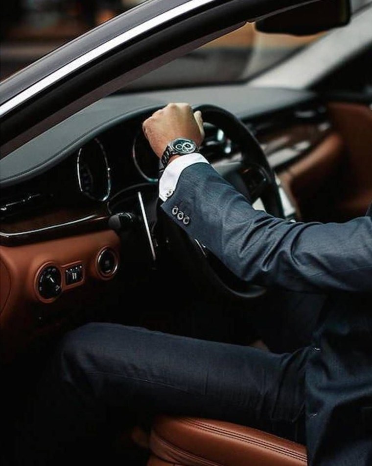 Парень в машине