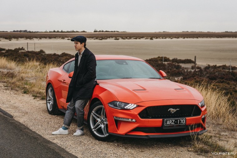 Мужик возле машины