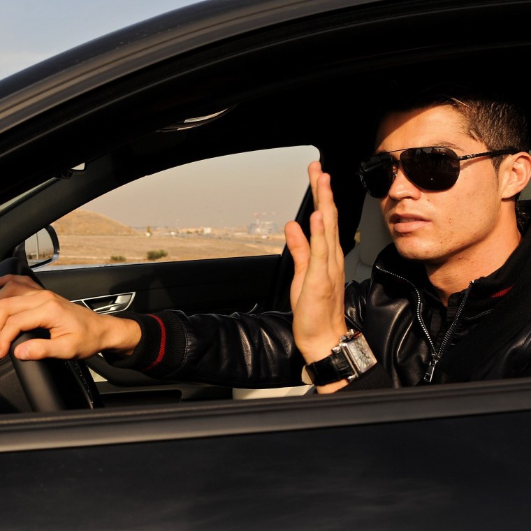 Парень в маске возле машины