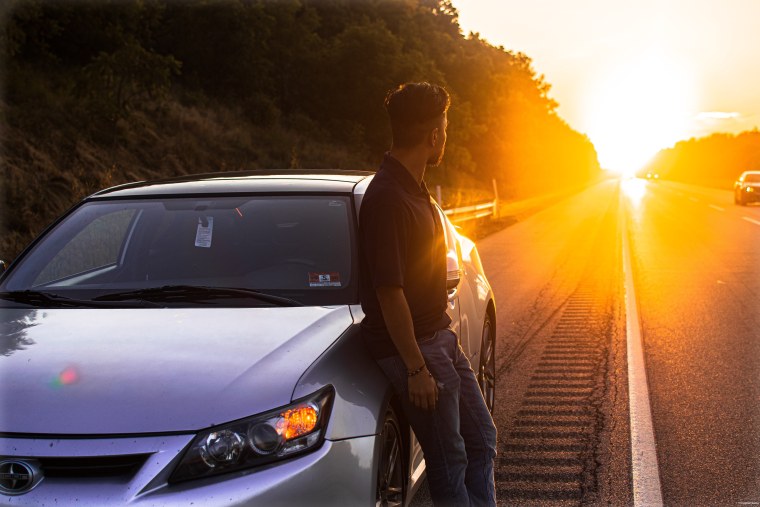 Парень с машиной на закате