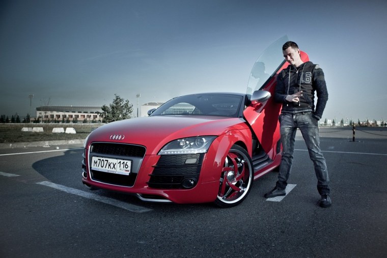 Мужчина возле машины