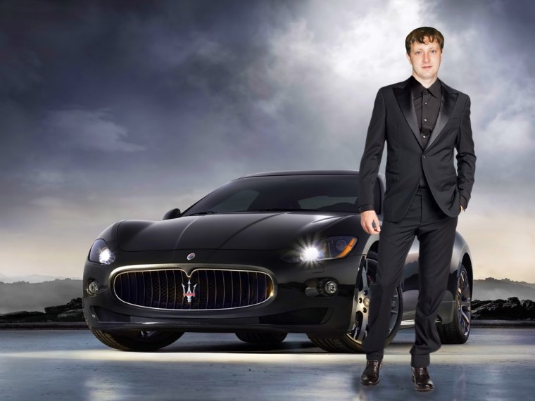 Мужчина на фоне машины