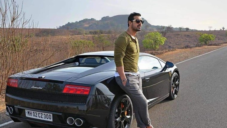 Мужчина возле машины