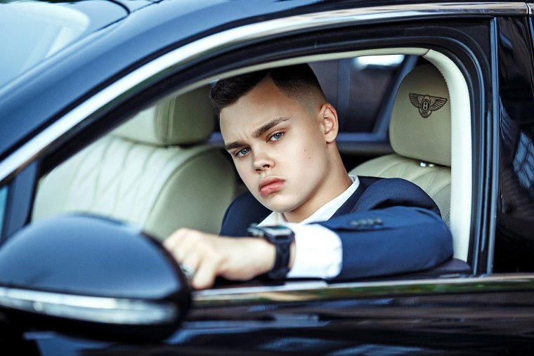 Парень в машине