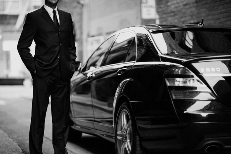 Успешный мужчина за рулем