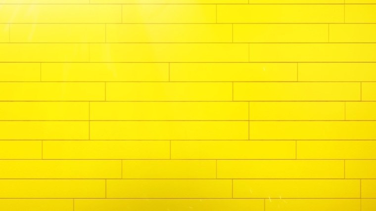 Желтая стена