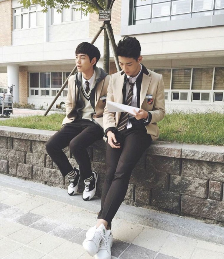 Корейские парни в школе