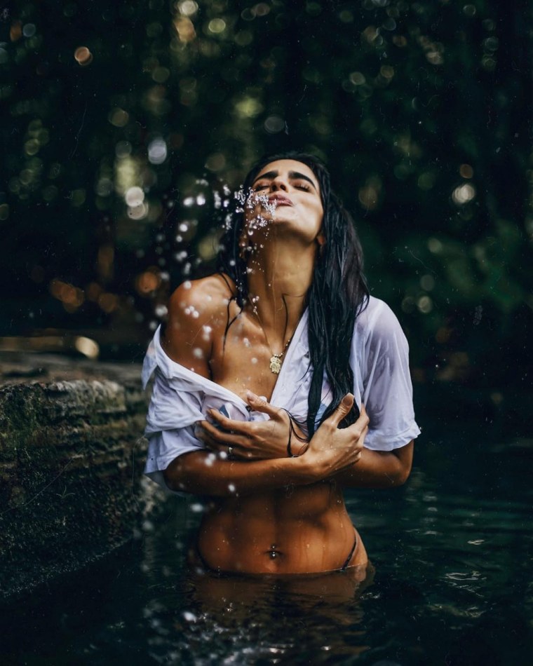 Девушка с черными волосами Эстетика