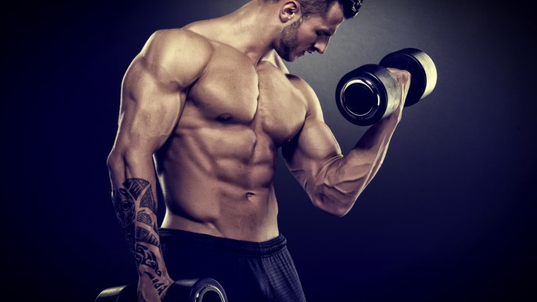 Спортсмен на темном фоне