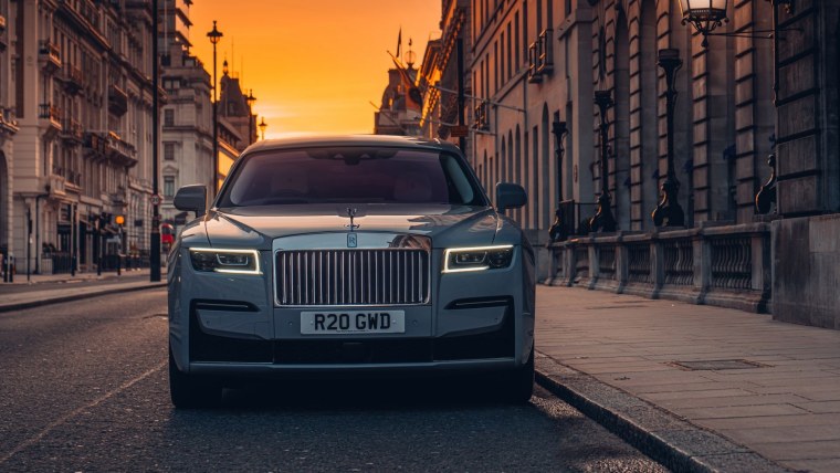 Автомобиль Rolls- Royce 2021