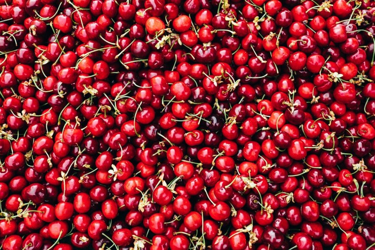 Вишня на голубом фоне