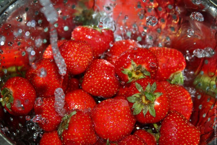 Ягоды в каплях воды