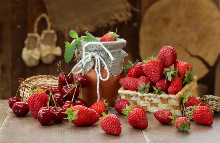 Натюрморт с клубникой