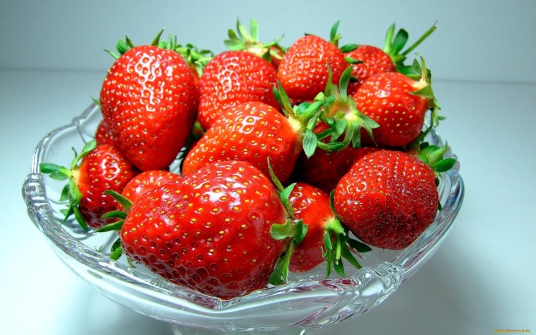 Клубника в вазочке