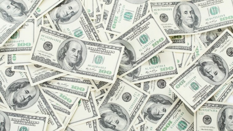 Купюры на зеленом фоне