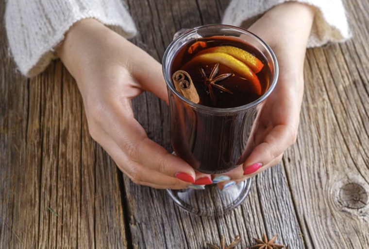 Девушка с глинтвейном