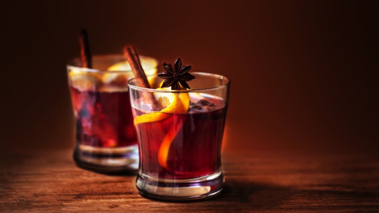 Глинтвейн на темном фоне