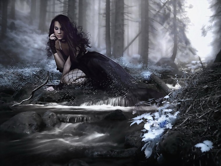 Красивая ведьма в лесу