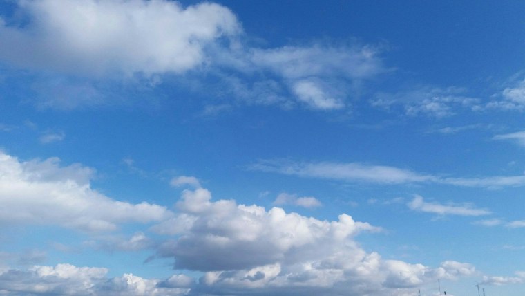 Синее безоблачное небо