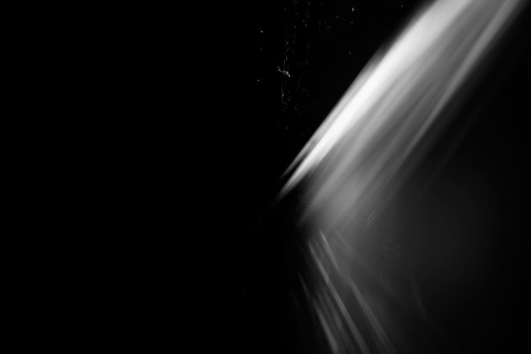 Лучи света на черном фоне