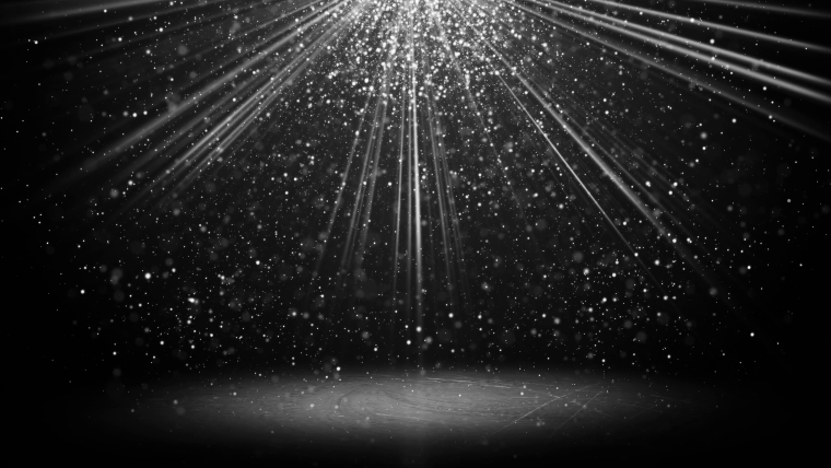 Световые лучи на черном фоне