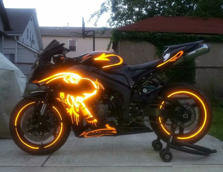 Спортивный мотоцикл с подсветкой
