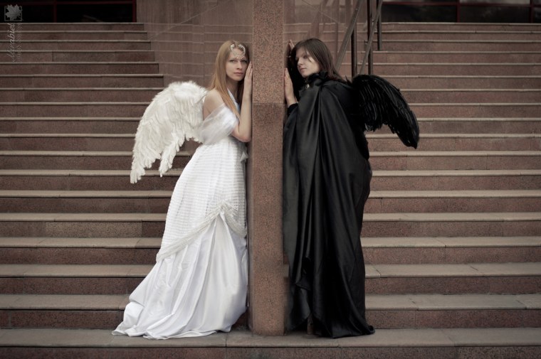 Мужчина с крыльями ангела