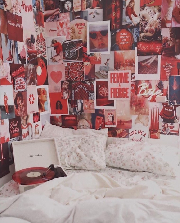 Комната обклеенная плакатами