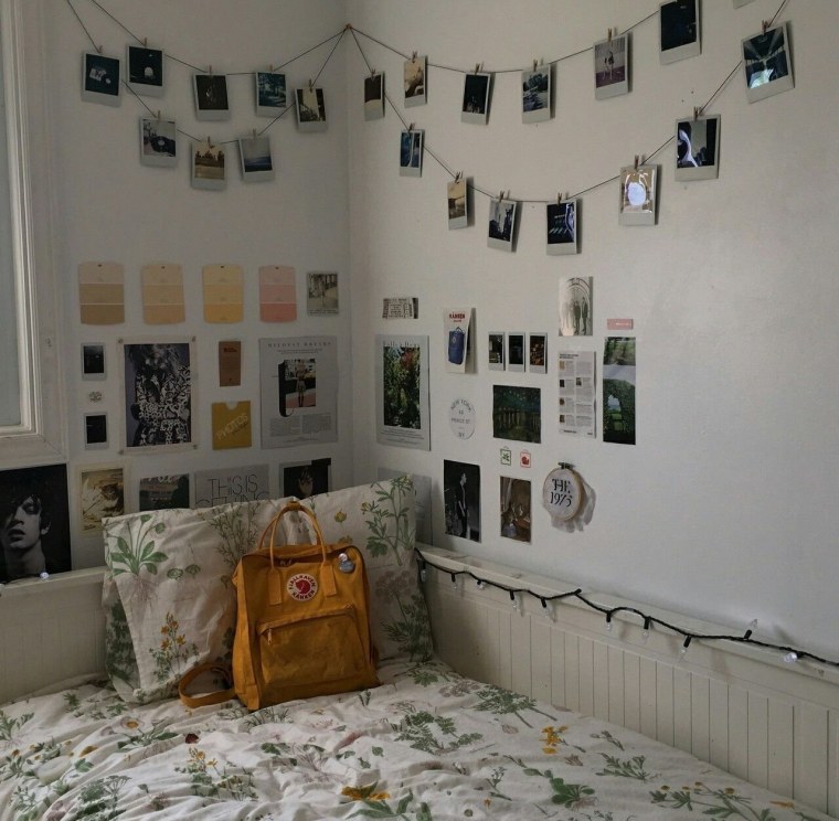 Комната с постерами на стенах