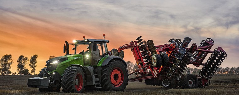 Трактор большой