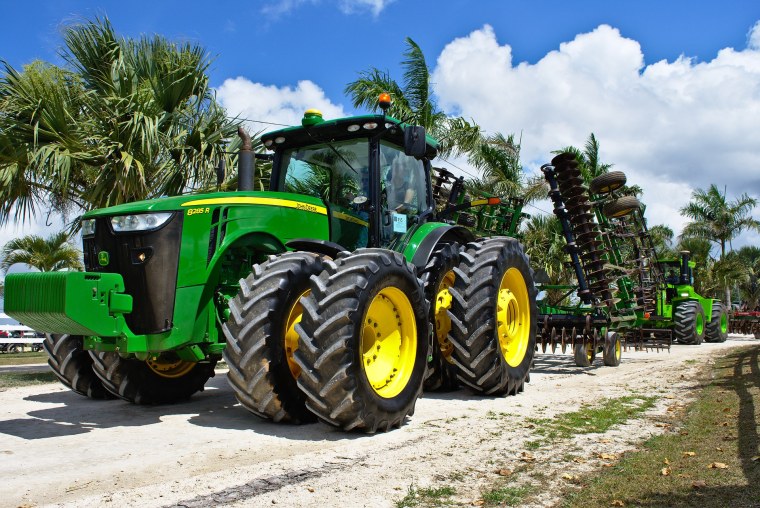 Трактор большой