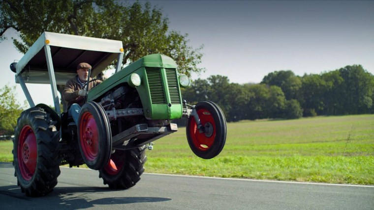 Тракторист в тракторе