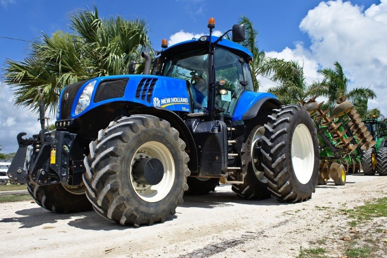 Трактор большой