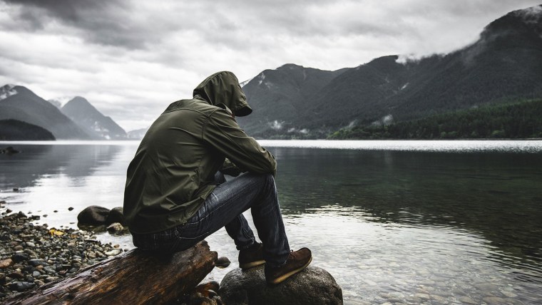 Одинокий человек на берегу