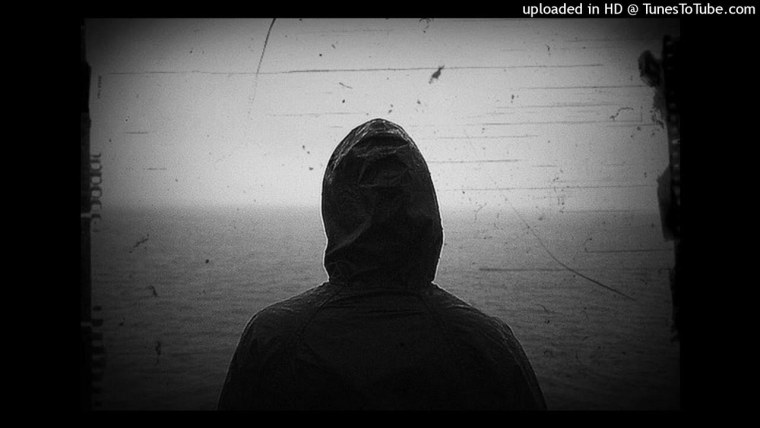 Парень грустит