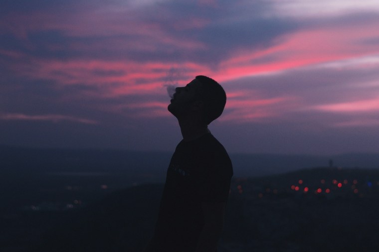 Девушка на обрыве