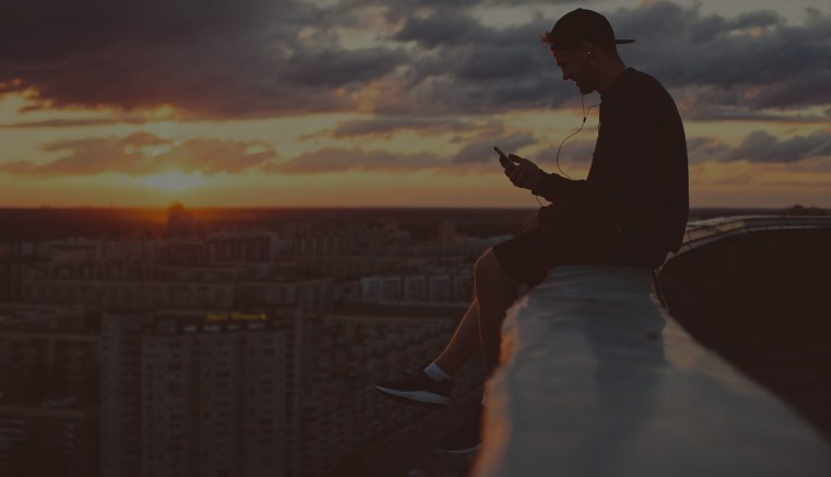 Человек размышляет на природе