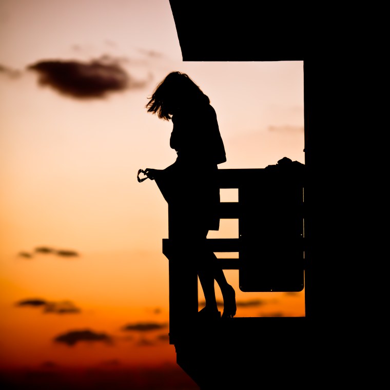 Мужчина сидит на ступеньках