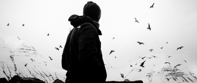 Силуэт мужчины араба на фоне черного неба