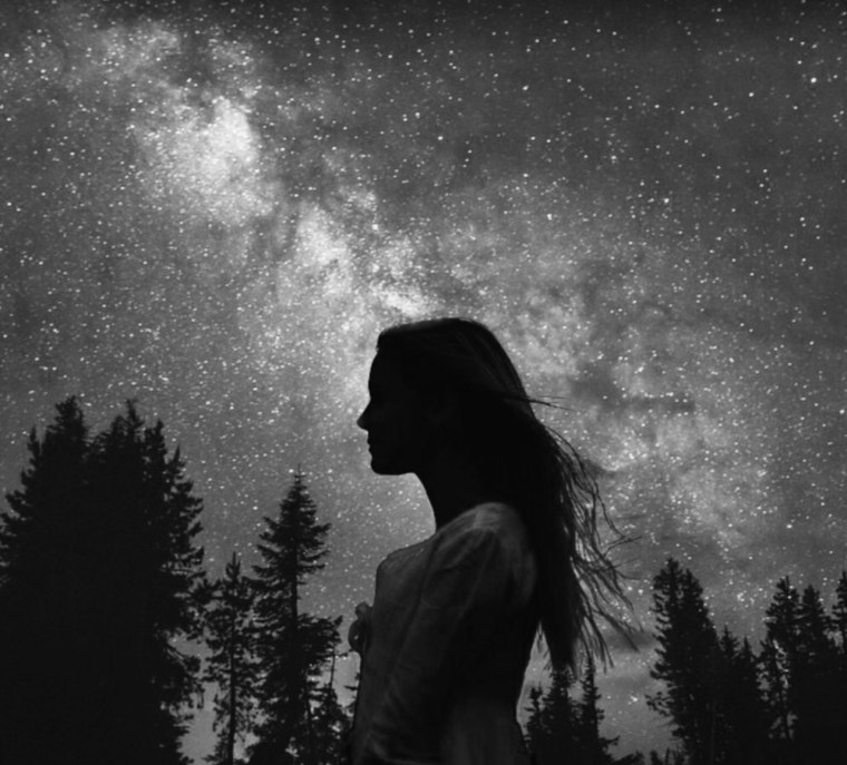 Девушка в одиночестве у моря