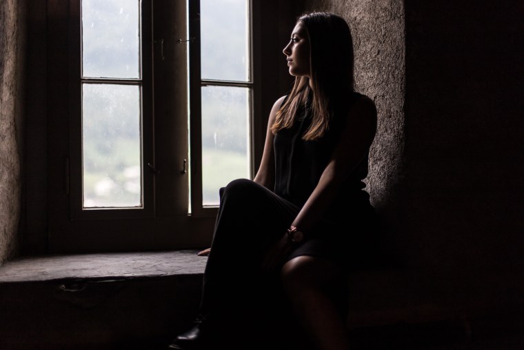 Одинокая девушка у окна