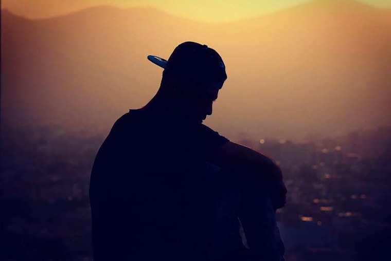 Девушка в пустой комнате