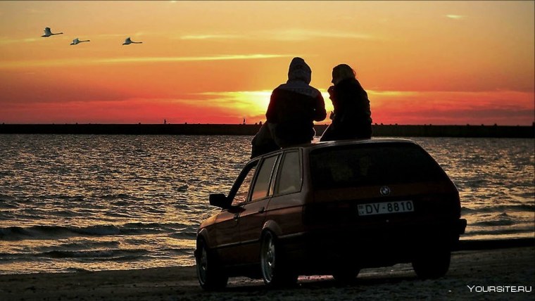 Машина возле заката