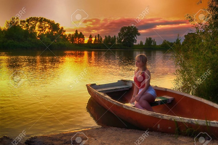 Девушка в лодке