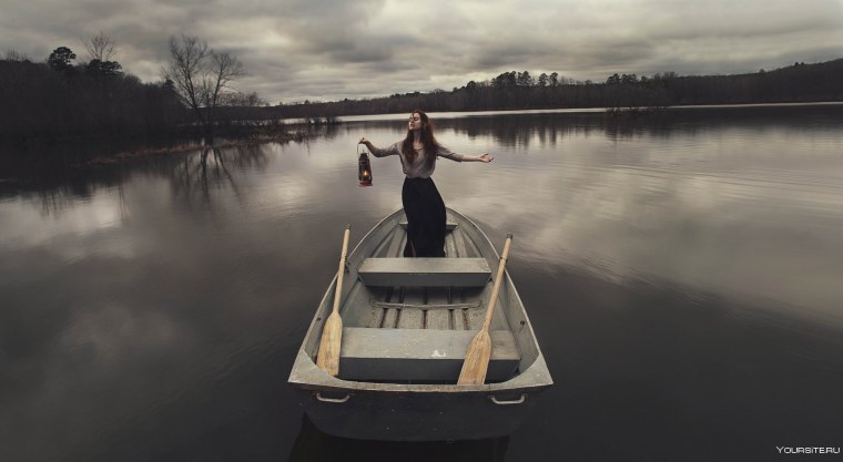 Девушка в лодке