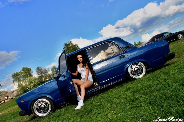 Красивые девушки и ВАЗ 2107