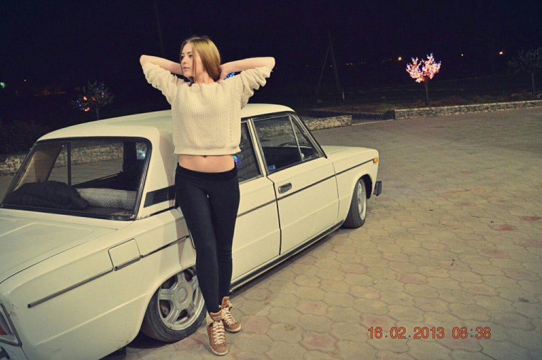 Девушка на боевой классике