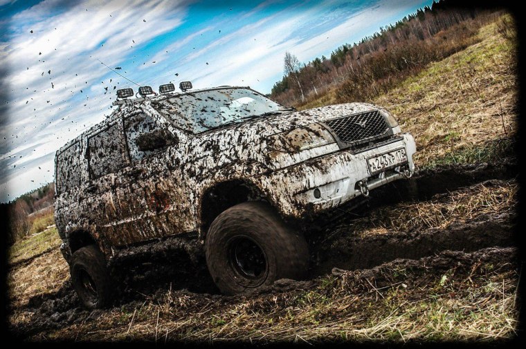 УАЗ Патриот внедорожник по грязи